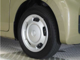 ◆純正ホイール装着車◆シンプルなデザインのホイールキャップ付きです。