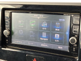画面にはナビゲーションのほか、テレビや音楽、電話などのメニューが並び、用途を選びやすい構成です。周囲には物理ボタンやダイヤルも配置され、走行前に必要な項目を確認しやすく、日々の移動に役立ちます。