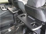 ◆シートバックテーブル◆フロントシートの背面に後席用のテーブルがついています。小物が置けて!カップホルダーもあります、ドライブ中や休憩時にも便利なテーブルです。