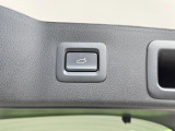【パワーバックドア】スマートキーや運転席のボタンを押すだけでリアゲートが自動で開閉します!荷物を持っている時や、高い位置にあるバックドアを閉める際に便利な機能です♪