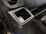 運転席と助手席には、カップホルダーが装備されています。