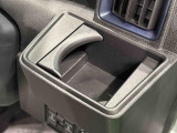 運転席側掘り込み式カップホルダー