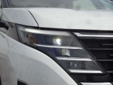 【LEDヘッドライト】悪天候や夜間走行時も良好な視界を確保し安心して運転できる高輝度LEDヘッドライトを装備!点灯速度が早く、消費電力も抑えられています。