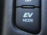 EVドライブモードで、早朝・深夜や屋内の駐車場などで、エンジン音や排気ガスを気にすることなく走れます。