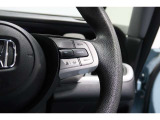 Hondaセンシングの機能のひとつ、アダプティブクルーズコントロール付!アクセルから足を離しても設定したスピードと前車との車間を保ち走行してくれます!車線維持もアシスト☆高速道路で疲労軽減ですね☆