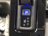 インパネシフトですので足元ひろびろ。運転しやすいですよ。
