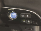 《アダプティブハイビームシステム》ハイビームとロービームを自動で切り替えするだけでなく、先行車や対向車に光が当たらないよう、部分的に遮光する機能も付いています。ハイビーム走行の頻度がより向上します。