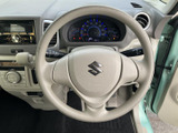 握りやすい形状のステアリングを中心に、メーターや周辺の表示類が見渡せる運転席です。前方を向いたまま必要な情報を確認しやすく、日々の移動でも落ち着いて運転に集中できます。