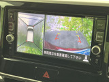 駐車時に後方の様子を画面で確認でき、車両周辺を把握する際に役立ちます。俯瞰表示と後方映像を見比べられるため、車庫入れや狭い場所での取り回しをサポートする装備です。