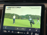テレビ番組を画面に表示でき、停車中の休憩時間に映像を楽しめます。画面下部にはエアコンの操作表示もあり、必要な情報を見ながら車内でひと息つきたい場面に便利な装備です。