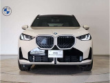 【BMWの伝統】BMWの特徴的な&ldquo;キドニーグリル&rdquo;は、80年以上続く伝統の形でございます。変わらないこだわりのデザインが、プレミアムブランド&ldquo;BMW&rdquo;を創り出します。