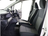 高いホールド性で運転姿勢が安定します。長距離ドライブでも疲れにくいのが魅力です。快適なドライビングライフをお送りください♪