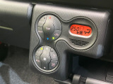 【オートエアコン】一度お好みの温度に設定すれば、車内の温度を検知し風量や温度を自動で調整。暑い&hellip;寒い&hellip;と何度もスイッチ操作をする必要はありません。快適な車内空間には必須の機能ですね♪