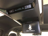 【13.2型有機EL後席ディスプレイ】くっきり鮮やかな黒の表現力と高コントラストの有機ELディスプレイです。大きな画面で3列目からでも映像を楽しめます。