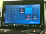 ラジオやテレビ、各種メディアなどの選択肢が画面に並び、使いたい音源を見つけやすい構成です。普段の移動時間や休憩中など、シーンに合わせてお楽しみいただけます。