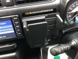 マルチホルダーです。スマートフォンやメモ帳などを置いておくのに便利です。プッシュすると小物入れが出現します。