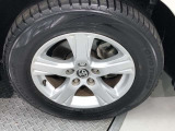 【純正アルミホイール】です!車両デザインに合わせてホイールをデザインしているため、見た目にもカッコイイアルミホイール♪洗車もラクチンで錆びません。