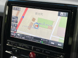 現在地周辺の道路や施設が地図上で確認でき、目的地までのルート案内に活用できます。縮尺や表示項目も画面から選べるため、慣れない場所へのお出かけ時にも頼りになる装備です。