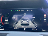 スピードメーター上に運転をサポートする様々な情報を表示してくれます。