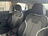 クオリティの高いシートを採用するのは、Audiのクルマづくりの哲学のひとつです。特に座り心地が重要です。体の大きなドイツ人が座っても頑丈な耐久性があります。。しかも肌触りも良く高級家具のようです。