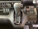 シフトはインパネシフト、パーキングブレーキは電子制御なので運転席と助手席の間はすっきりしています。