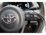 右のステアリングスイッチでクルーズコントロールの操作が可能です。高速道路などで設定した速度を保って走行してくれます。