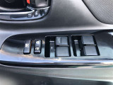 パワーウィンドウのスイッチです。 運転席にいながら助手席や後席の窓を開け閉めできるので、大変便利です。