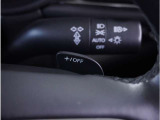 【パドルシフト】ハンドルから手を離さずに素早くシフトアップ&ダウンができるので、エンジンブレーキを使う下り坂や高速道路の合流で加速したい場面で役立ちます。