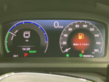 速度や車両情報が前方のメーターにまとまり、運転に必要な表示を確認しやすい配置です。表示が見やすく整理されているため、走行中も視線移動を抑えて状況を把握できます。