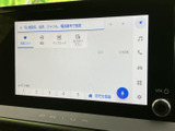 画面には検索欄や目的地設定に関する表示があり、行き先を探す際に使いやすい構成です。地図や音楽などのメニューも画面上で確認でき、日常の移動からお出かけまで、必要な情報へアクセスしやすくなっています。