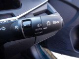 オートライトは、車外の明るさに応じてライトを自動的に点灯・消灯させるシステムです。