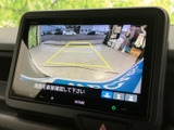 画面には車両後方の映像とガイド線が表示され、駐車時に後方の状況を確認しやすい装備です。周囲を目視で確かめながら、車庫入れや幅寄せを行う際に役立ちます。