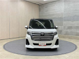 お車購入のポイントとなるフロントマスクです!シャープな目つきが印象的なデザインのヘッドランプです。