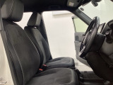 座面も厚みがあり背もたれも高く、広い足元にゆったり座れるシートです。運転席と助手席の間が空いている為、助手席側への移動がスムーズです。交通量の多い道でも助手席側から乗り降りができます。