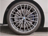 【BMWアロイホイル】軽量かつ強度に拘ったアロイホイル。走行性能ポテンシャルを引き出す設計。車の足元を引き締めてくれる大きなポイントはアロイホイルです。