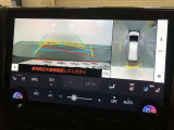 【パノラミックビューモニター(床下透過表示機能付)】クルマを上から見たような画像をディスプレイに表示し、運転席から確認しにくい箇所も確認できます。車両直下及びタイヤ付近のアンダーフロアの確認も可能です