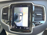 【360&deg;ビューカメラ】4台の高解像度カメラで360度の鳥瞰図を表示。隣の車や壁、死角にある障害物などを画面で確認できるため、狭いスペースでの駐車・出入りも安心です。