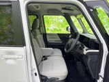 明るい色合いのシートと広い窓が、運転席まわりに開放感をもたらします。前方や側方を見渡しやすい室内で、乗り降りもしやすく、毎日の移動を快適に過ごせます。
