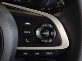 アダプティブクルーズコントロール機能付きです。走行中に先行車の様子を検知しながら、設定した車速の範囲内で先行車との距離のキープを支援します。詳細は販売店スタッフまでおたずねください。