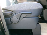 運転席はシートリフターが装備されています