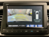 リバースギアに入れるだけで後方の表示へ切り替わります。夜間や雨の日の駐車も楽になりますよ。