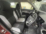運転席は大きな座面と包み込むような背もたれが身体全体を支えます。上質なシートを採用し長時間の運転やコーナーの多い道も快適です。座ったときの頭上スペースも余裕たっぷりでロングドライブも楽チンです♪
