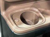 助手席側にも(前席/掘り込み式)ホットカップホルダー☆保温付で温活が車内でも実現♪600mlのペットボトルまで対応しておりスイッチ1つで温かい飲み物は保温を、冷たい飲み物は常温にしてくれます