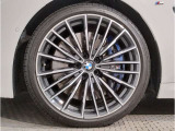 【BMWアロイホイル】軽量かつ強度に拘ったアロイホイル。走行性能ポテンシャルを引き出す設計。車の足元を引き締めてくれる大きなポイントはアロイホイルです。