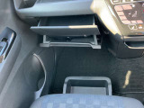 助手席シート下にもうれしい収納スペースを確保☆常備したいものの収納に便利です!