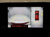 パノラミックビューモニターを装備。駐車場や交差点でクルマを真上から見るように周囲を確認できます。機能の詳細は販売店スタッフまでおたずねください。