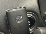 【スマートキー&プッシュスタート】ドアハンドルを軽く握るだけでドアロックを解錠でき、施錠はドアハンドルのロックスイッチを押すだけでブレーキを踏みながらエンジンスイッチを押すだけで、エンジンが始動!