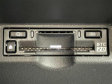 【ETC2.0(DSRC/ITSスポット)】ETCカードを挿入すれば料金所はノンストップで通過できます。ETC限定の割引や、高速道路の情報提供サービスを利用できます。