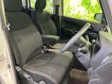 前席は左右にゆとりを感じる配置で、運転席からの視界も広く確保されています。シートやドアまわりは落ち着いた色合いでまとまり、日々の乗り降りにもなじみます。