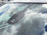 【エマージェンシーブレーキ】走行中に前方の車両等を認識し、衝突しそうな時は警報とブレーキで衝突回避と被害軽減をアシスト。より安全にドライブをお楽しみいただけます。